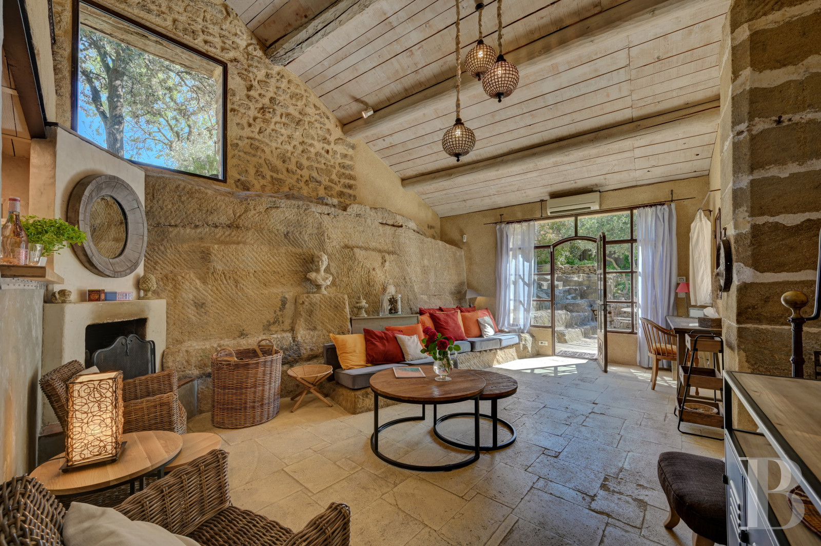 Dans le Vaucluse, aux environs de Beaumes-de-Venise,  une ancienne ferme du 18e siècle bordée de vignes - photo  n°22